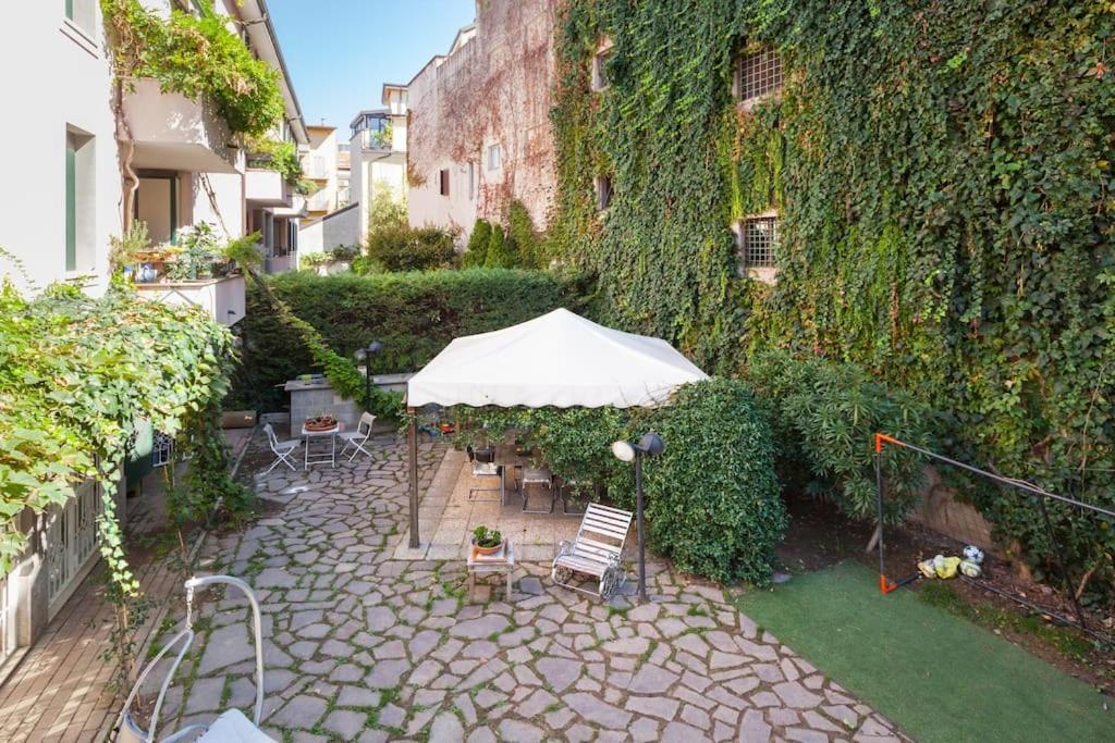 Elegant Triplex Townhouse With Luxe Terrace Milán